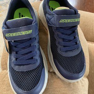 Boys Skechers Size 4 - NWT